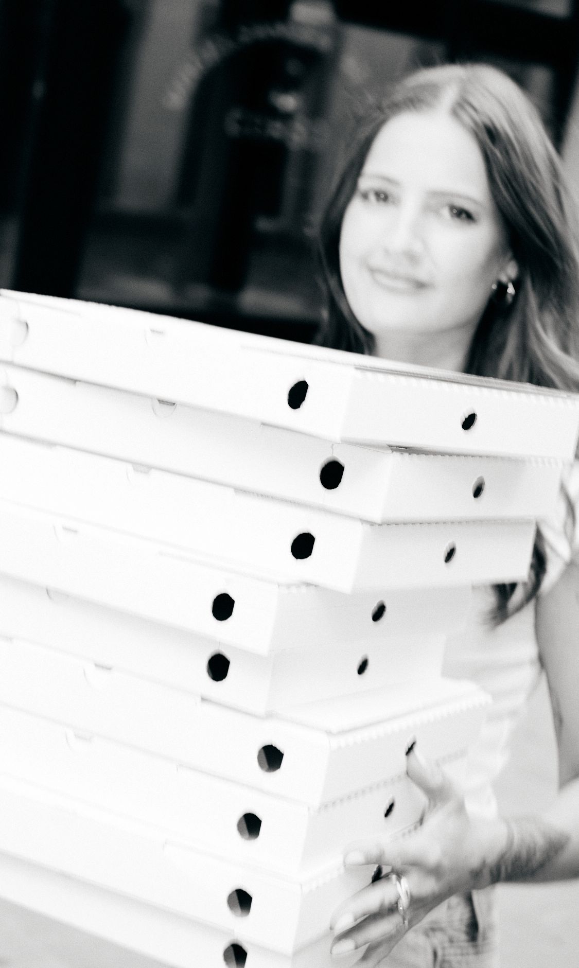 Person mit Pizzakartons