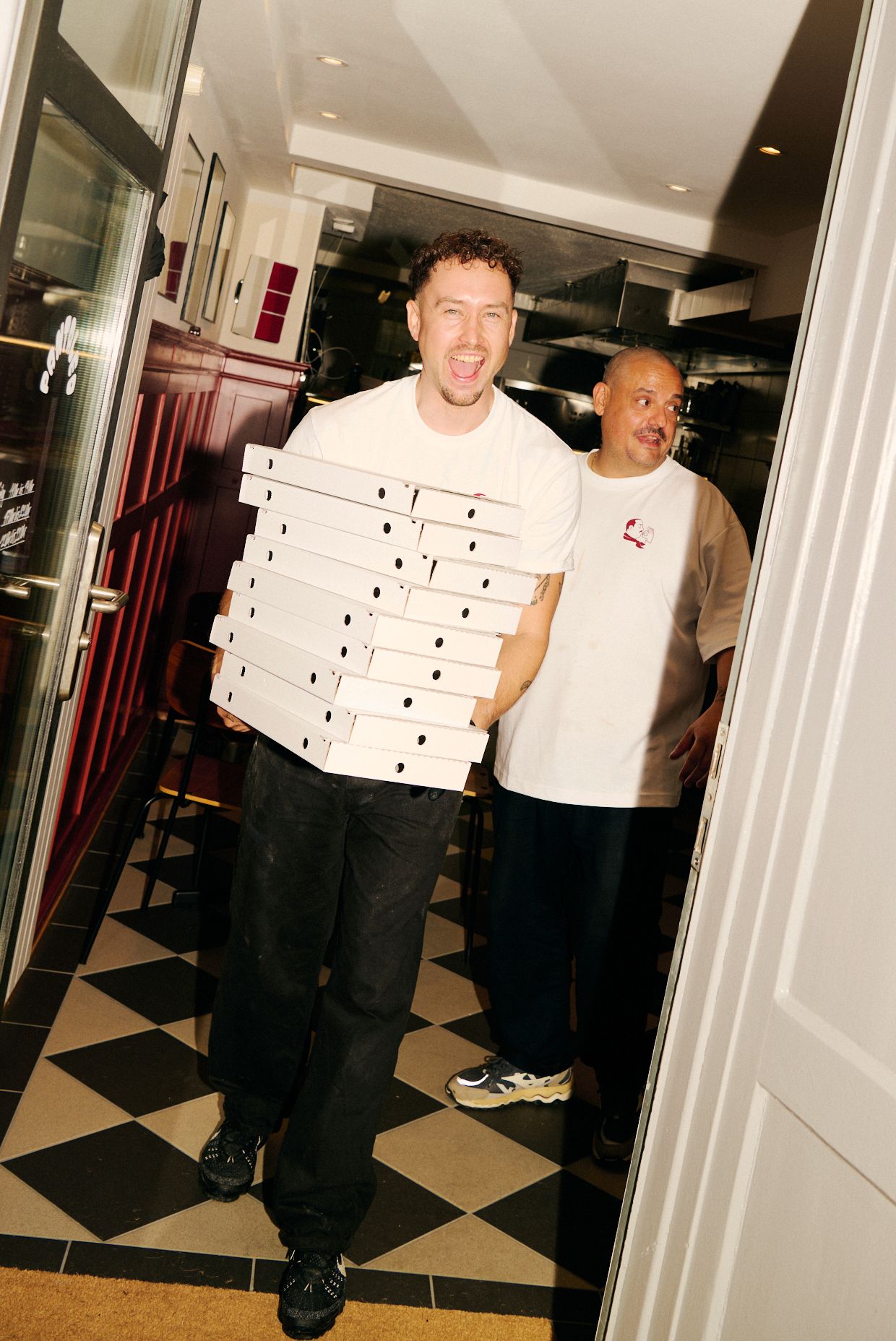 Zwei Personen mit Pizzakartons