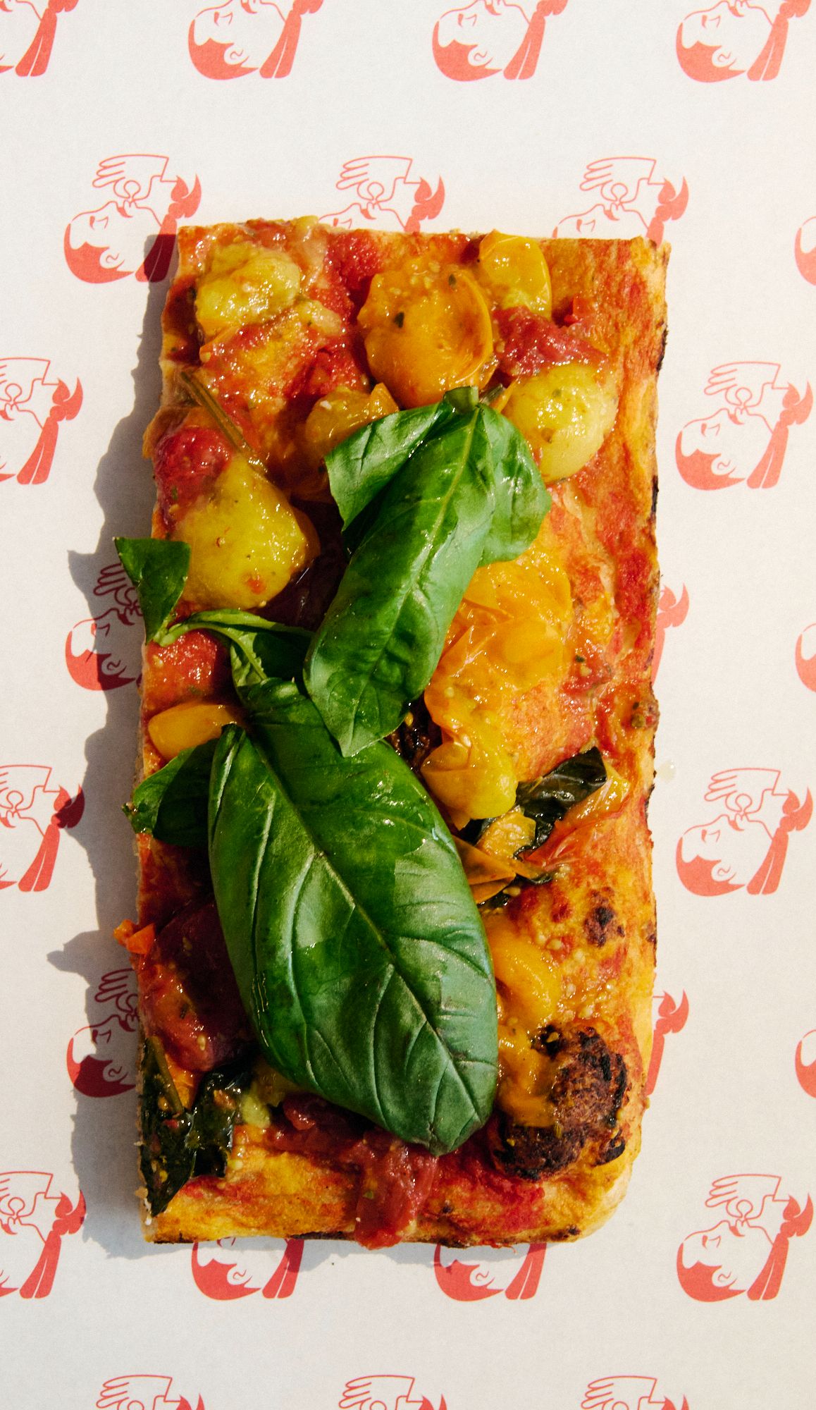 Pizza mit Tomaten und Basilikum