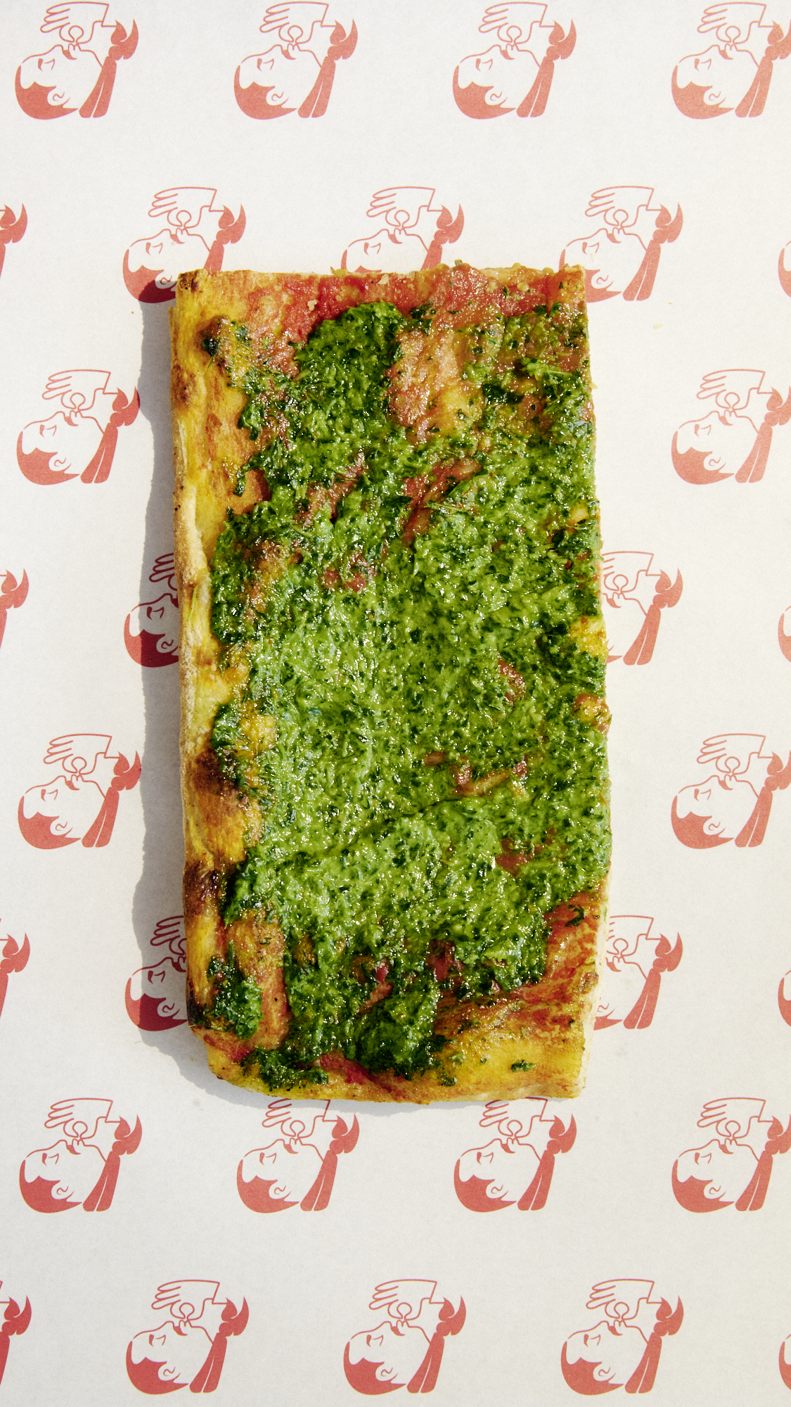 Grüne Pizza mit Kräutern